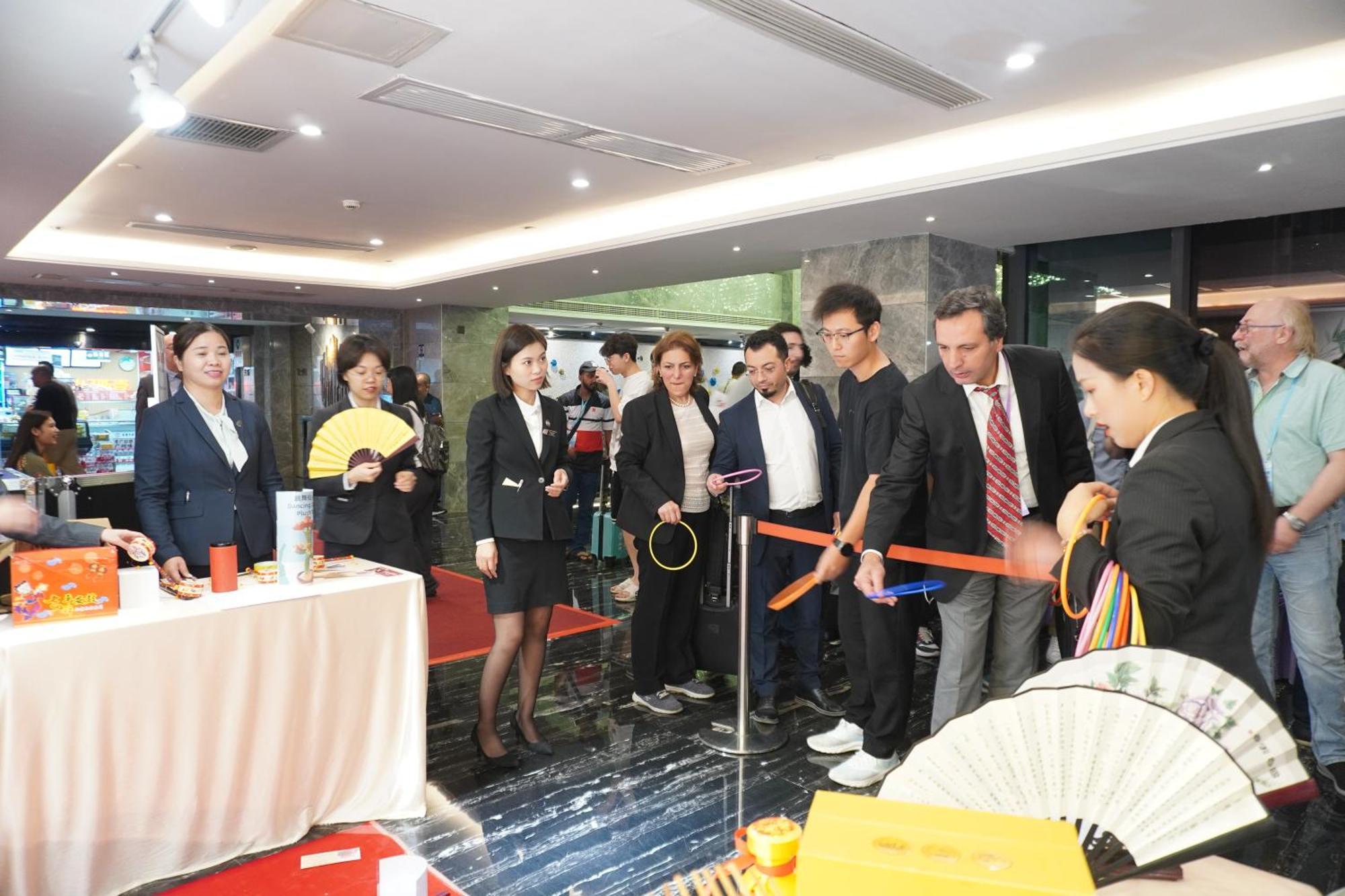 La Perle International Hotel - Free Shuttle Between Hotel And Exhibition Center During Canton Fair & Exhibitor Registration Counter מראה חיצוני תמונה