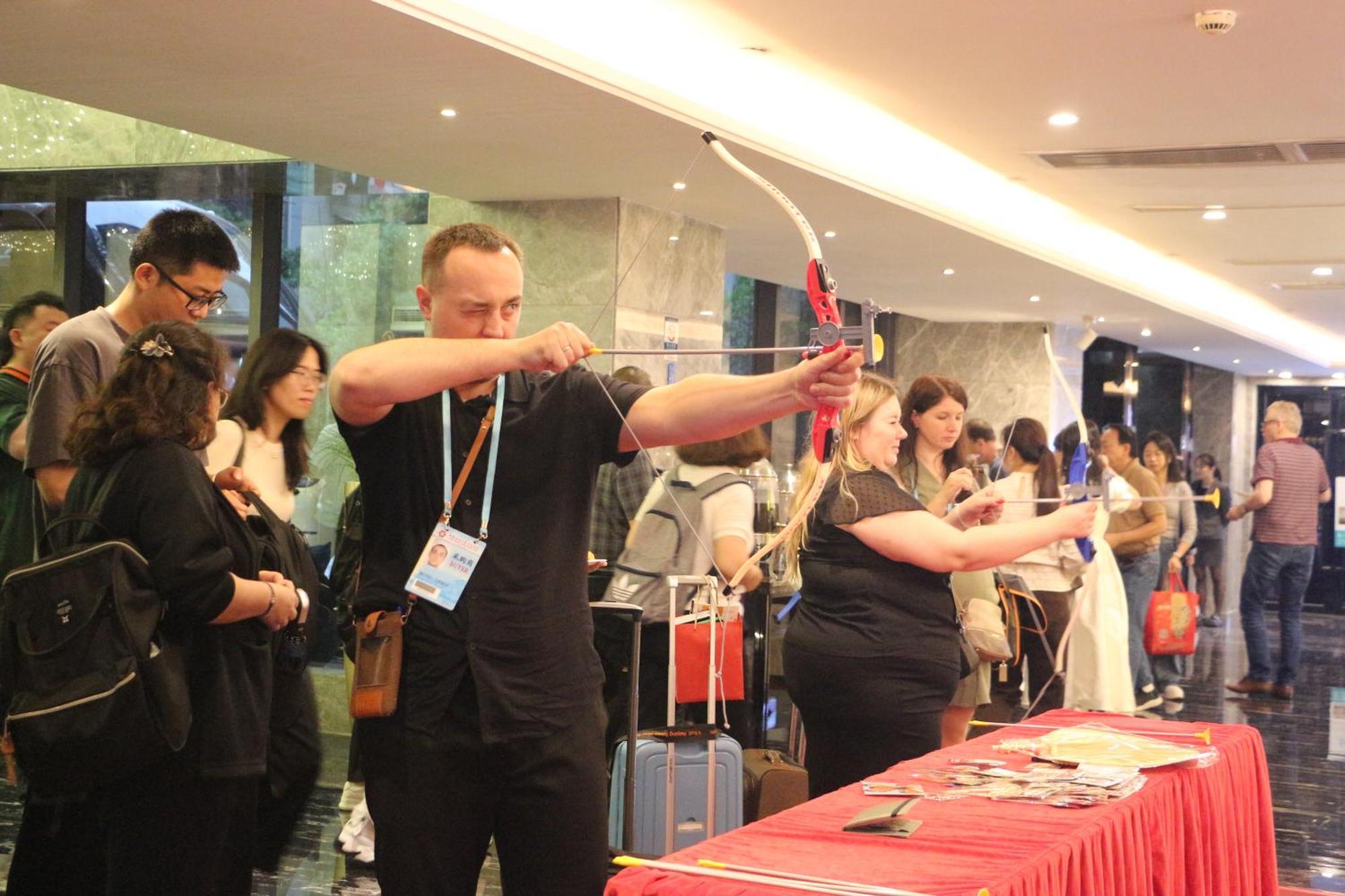La Perle International Hotel - Free Shuttle Between Hotel And Exhibition Center During Canton Fair & Exhibitor Registration Counter מראה חיצוני תמונה